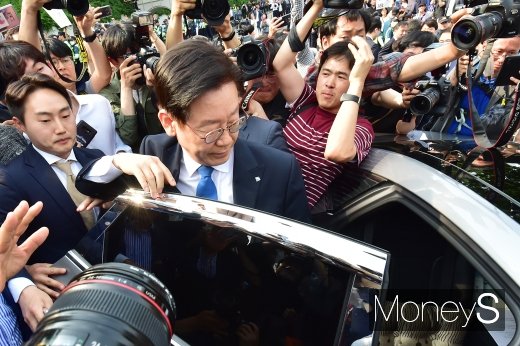 [머니S포토] 무거운 짐 덜어내고 귀가하는 이재명 지사