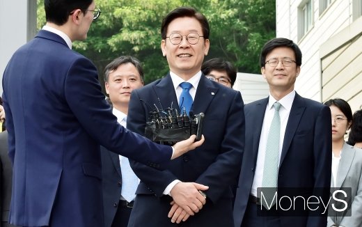 무죄를 선고 받은 이재명 경기지사가 16일 경기도 성남시 수정구 산성대로 수원지방법원 성남지원에서 열린 직권남용· 공직선거법 위반 혐의 관련 선고공판을 마치고 미소를 짓고 있다. /사진=임한별 기자