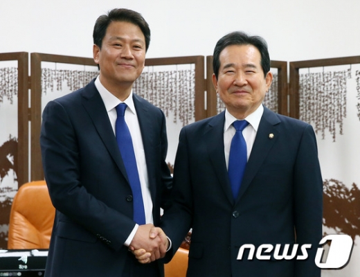 임종석 전 청와대 비서실장(왼쪽)과 정세균 전 국회의장. /사진=뉴스1 DB