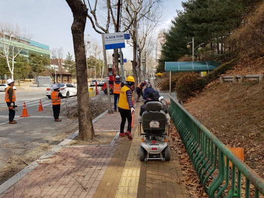 수원의 한 보도공사 현장에서 보행 안내를 하고 있는 보행안전도우미 모습. / 사진제공=수원시