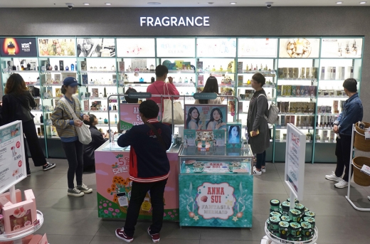 올리브영 명동본점을 방문한 고객들이 향수 존에서 쇼핑하고 있는 모습