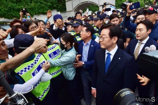 이재명 경기지사가 16일 경기도 성남시 수정구 산성대로 수원지방법원 성남지원에서 열린 직권남용· 공직선거법 위반 혐의 관련 선고공판을 마치고 지자자들 축하를 받으며 법원청사를 나서고 있다. /사진=임한별 기자