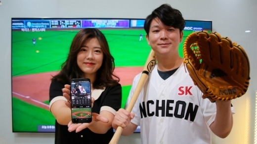 SK브로드밴드가 모바일 동영상 서비스 ‘옥수수’(oksusu)를 통해 프로야구 일반중계와 ‘5GX 와이드뷰’를 동시 시청할 수 있도록 5세대(G) 생중계 서비스를 업데이트했다. /사진=SK브로드밴드