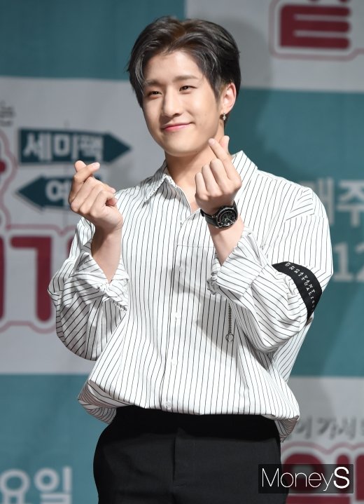 [머니S포토] 아스트로 진진 '하트 뿅뿅'
