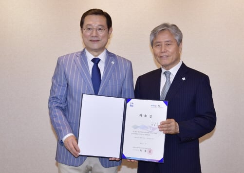 이용섭 광주광역시장(왼쪽)이 지난 16일 오후 시청 3층 접견실에서 2019광주세계수영대회선수권대회 및 마스터즈 대회 최종삼 선수촌장에게 위촉장을 수여한 뒤 기념촬영을 하고 있다./사진제공=광주광역시 