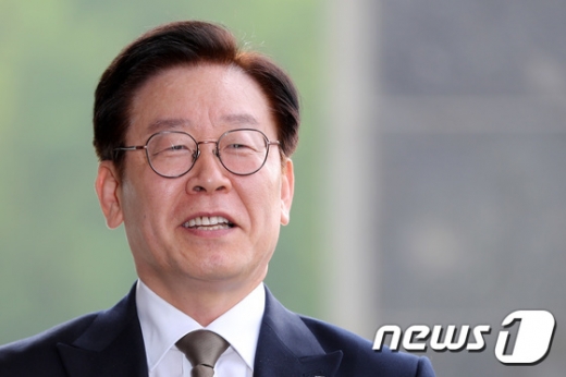17일 인터뷰를 갇고 있는 이재명 지사. / 사진=뉴스1