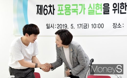 [머니S포토] 몸 낮춘 유은혜 사회부총리