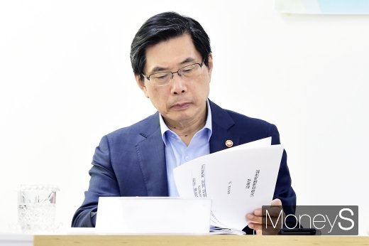 [머니S포토] 현장 사회장관회의, 자료 살피는 박상기