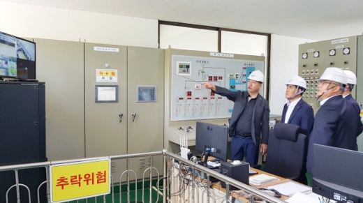 ▲ 김인식(중앙) 사장이 임진강수계 농촌용수공급사업 현장을 방문해 사업추진 및 안전관리 현황을 점검했다. / 사진제공=경기지역본부