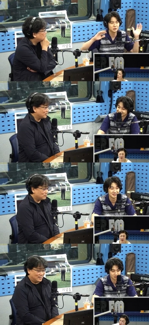 봉준호 감독과 배우 최우식. /사진=SBS 보이는 라디오 화면 캡처