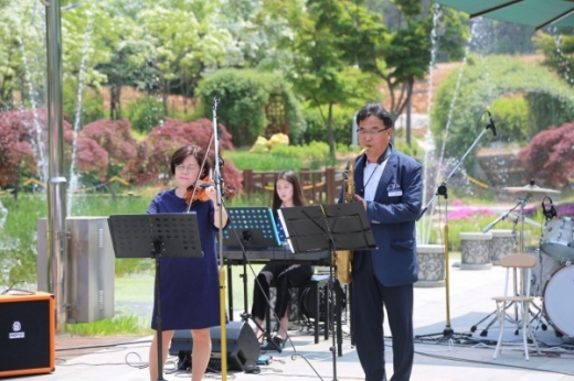 경기도교육연수원의 ‘동틀메아리’ 동호회원들과 도교육청 직원들이 16일 경기도교육연수원 생태연못특설공연장에서 ‘동틀음악회’를열고 다채로운 음악을 선사했다. / 사진제공=경기도교육청