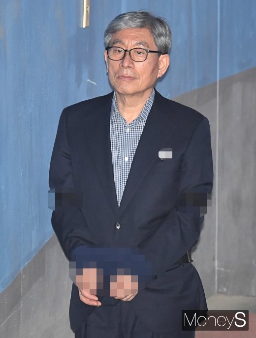 [머니S포토] 법정으로 향하는 원세훈 전 국정원장
