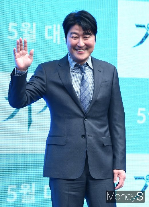 배우 송강호가 영화 '기생충'(감독 봉준호) 제작발표회에 참석해 포토타임을 갖고 있다/사진=장동규기자