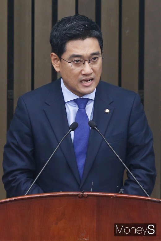바른미래당 제3대 원내대표 선출을 위한 의원총회가 15일 서울 여의도 국회 246호에서 열린 가운데 신임 원내대표로 선출된 오신환 의원(서울 관악구을)이 수락연설을 하고 있다. /사진=임한별 기자