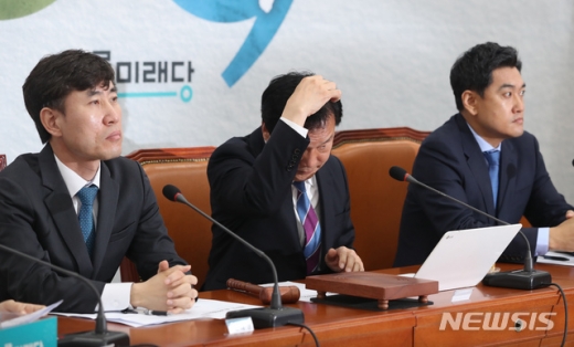 17일 서울 여의도 국회에서 열린 바른미래당 제97차 최고위원회의에서 최고위원들의 퇴진 촉구 발언 중 손학규 대표가 머리를 만지고 있다. /사진=뉴시스