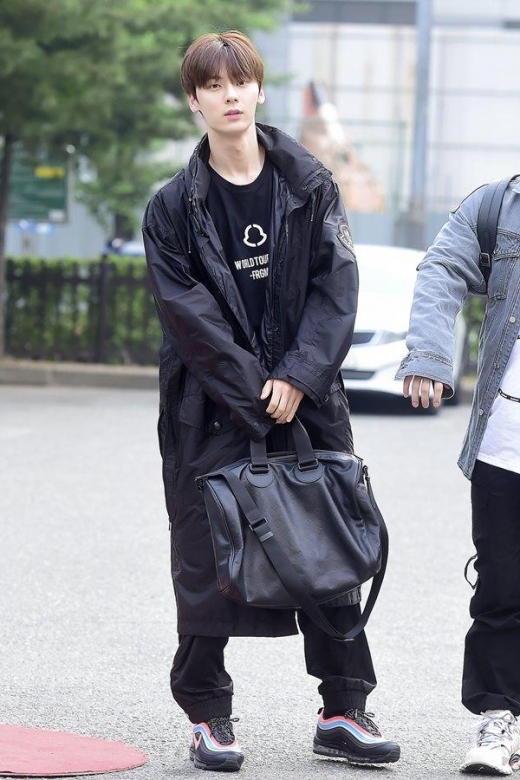 [★패션] 황민현, 이른 아침에도 빛나는 '조각미남'