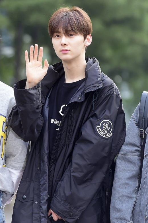 [★패션] 황민현, 이른 아침에도 빛나는 '조각미남'