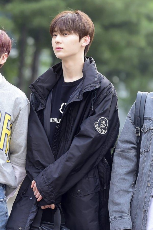[★패션] 황민현, 이른 아침에도 빛나는 '조각미남'