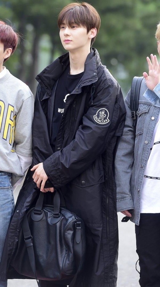 [★패션] 황민현, 이른 아침에도 빛나는 '조각미남'