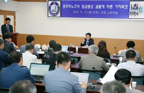 이승옥 전남 강진군수가 광주전남자치단체 공무직 노조와 임금교섭 결렬과 관련해 17일 기자회견을 자청해 '열악한 재정여건에 군 단위 4위 수준의 임금을 제시했지만 협상이 결렬된 것'에 대한 경과를 밝히고 있다./사진제공=강진군