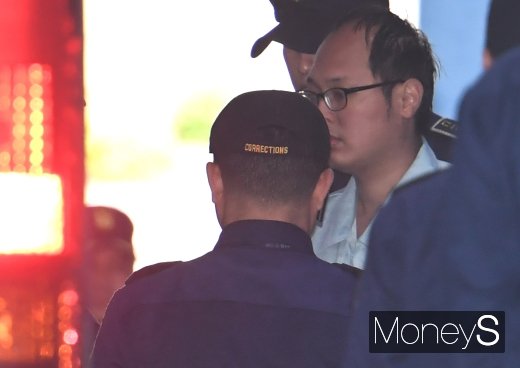 [머니S포토] '임세원 교수 살해범 징역 25년'…다시 구치소로