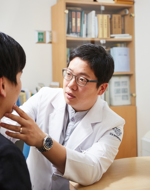 구본혁 강동경희대병원 교수가 환자를 진찰하고 있다./사진=강동경희대병원