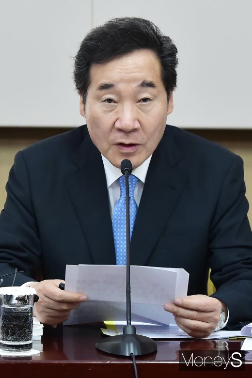 [머니S포토] 녹색성장위회의에 참석한 이낙연