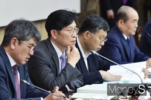 [머니S포토] 녹색성장위 회의, 경청하는 국무조정실장