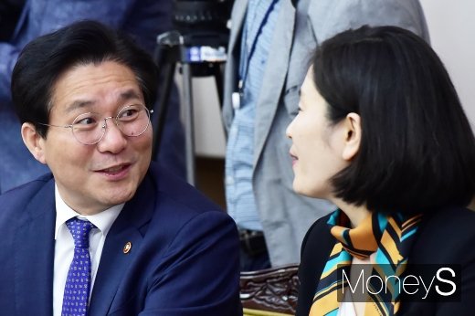 [머니S포토] 녹색성장위 회의 참석한 성윤모 장관