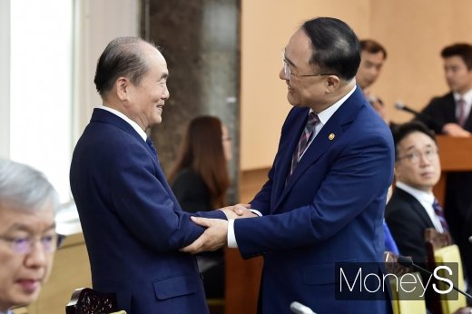[머니S포토] 녹색성장위, 인사 나누는 홍남기-김정욱