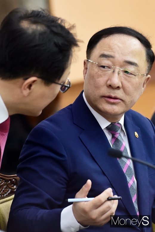 [머니S포토] 녹색 성장위 회의, 의견 나누는 홍남기 부총리