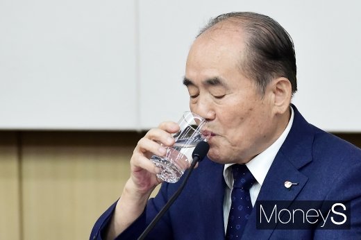 [머니S포토] 녹색성장위, 목축이는 김정욱 위원장