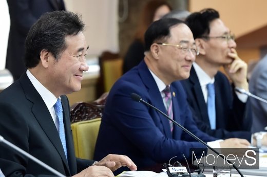 [머니S포토] 미소 짓는 이낙연-홍남기