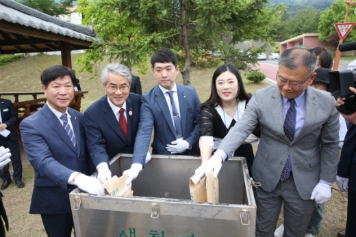 경상남도교육청(교육감 박종훈)은 5월 17일 의령군 가례면에 위치한 경상남도교육청 학생교육원에서 '영·호남 꿈과 우정의 약속, 타임캡슐 개봉식'을 가졌다/사진제공=경남도교육청