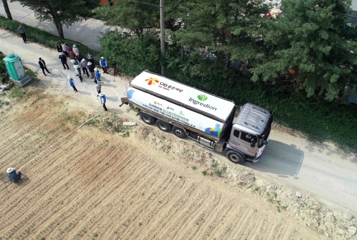 17일 이천에 생산공장을 둔 지역 대표기업 오비맥주가 이천시 대월면 사동리 밭농가를 찾아 맥주 생산에 사용하는 물을 농업용수로 공급하고 있다. /사진=오비맥주