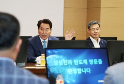 백군기 용인시장은 지난 17일 박찬훈 삼성전자 기흥·화성·평택단지장 등을 만나 적극적인 투자를 당부했다. / 사진제공=용인시