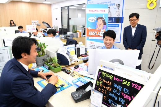 김상호 하남시장이 NH농협은행 지점에서 하남 지역화폐 ‘하머니’를 직접 구매하고 있다. / 사진제공=하남시