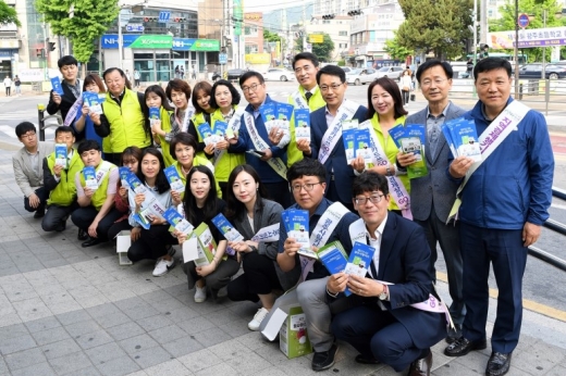 신동헌 광주시장은 17일 광주사랑카드 홍보를 위해 광주시보건소 앞에서 가두캠페인을 진행했다. / 사진제공=광주시