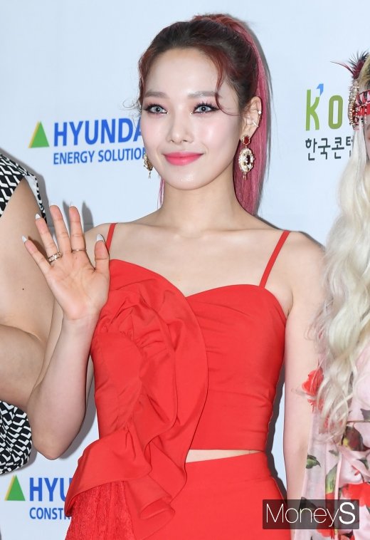 [머니S포토] 카드 전소민 '렌즈로 완성한 고양이 눈빛'