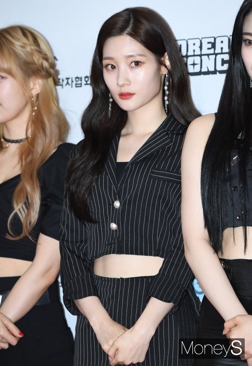 [머니S포토] 다이아 정채연, 살짝 드러낸 복근