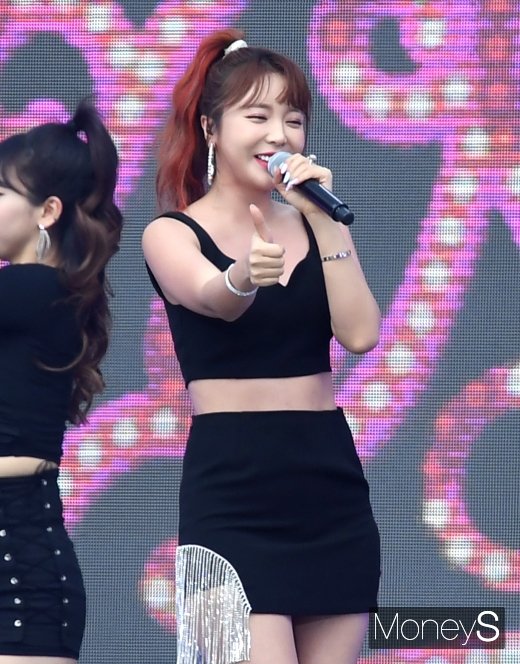 [머니S포토] 2019 드림콘서트 홍진영 '엄지척~'