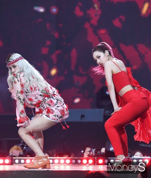 [머니S포토] 카드 전지우·전소민 '치명적인 섹시 댄스'(2019 드림콘서트)