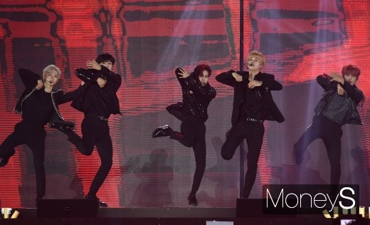 [머니S포토] 에이비식스(AB6IX), 파워풀한 댄스(2019 드림콘서트)