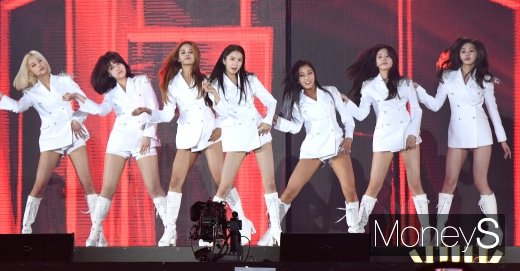 [머니S포토] CLC, 각선미 살린 퍼포먼스