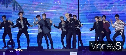 18일 오후 서울 마포구 상암동 월드컵 경기장에서는 '제25회 2019 드림콘서트‘에 나선 그룹 세븐틴. /사진=장동규 기자