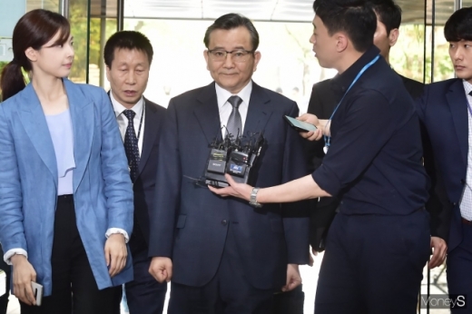 김학의(63·사법연수원 14기) 전 법무부 차관이 지난 16일 서울 서초동 서울중앙지방법원에서 열린 특정범죄가중처벌법상 뇌물혐의 관련 영장실질심사(구속 전 피의자 심문)에 출석, 법정에 들어서고 있다. / 사진=임한별 기자