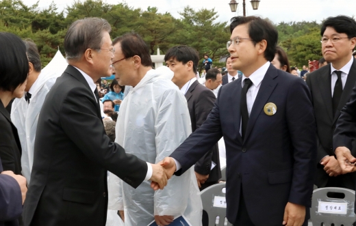 518기념식에서 문재인 대통령과 악수하는 황교안 자유한국당 대표. /사진=뉴시스