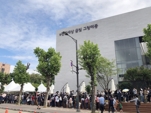 e편한세상 금빛 그랑메종 견본주택 앞 모습. /사진=대림산업