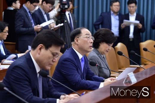 [머니S포토] 홍남기 부총리, 