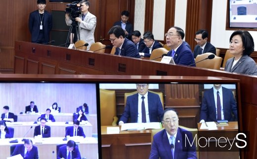[머니S포토] 대외 경제장관회의 주재 하는 홍남기